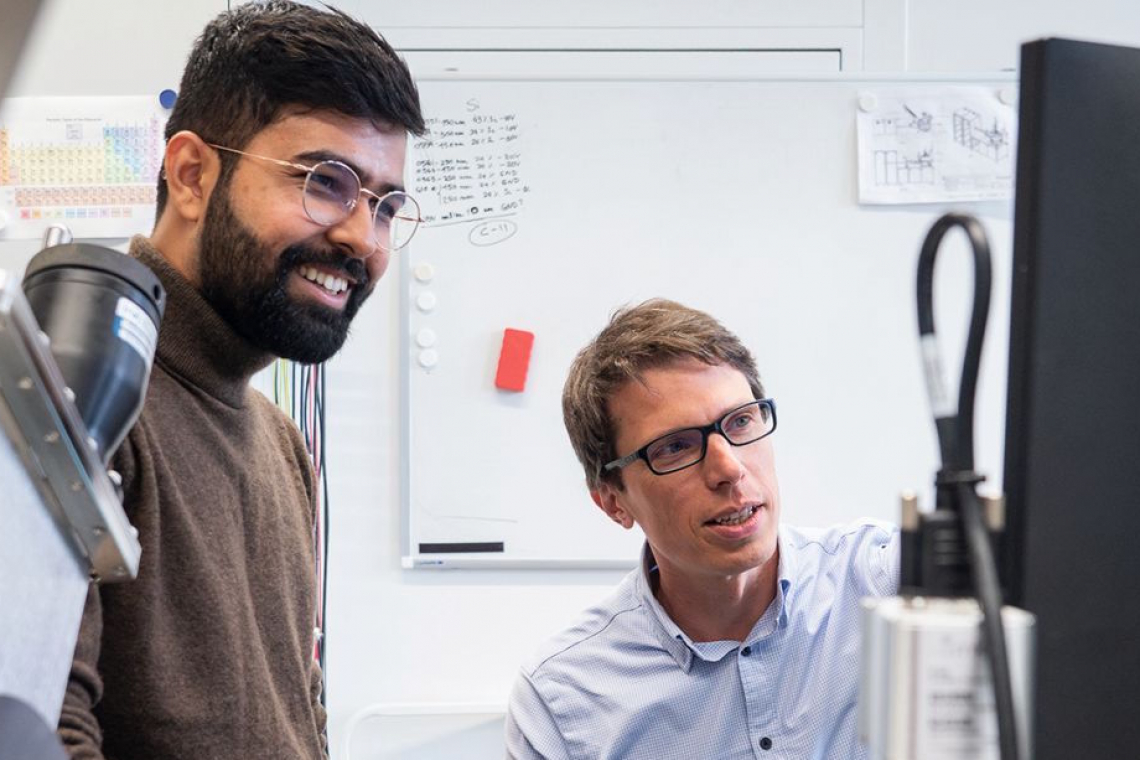 Das Team um die Empa-Forscher Jyotish Patidar (links) und Sebastian Siol hat ein Verfahren zur Herstellung von hochwertigen piezoelektrischen Dünnschichten entwickelt - (Foto: Empa)